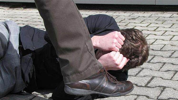 Ein betrunkener Mann hat in Nürnberg ein Auto angehalten  und  darauf eingeschlagen. Als sein Begleiter in zurückhalten wollte, trat der Mann auf ihn ein. Foto: Symbolbild, Archiv.