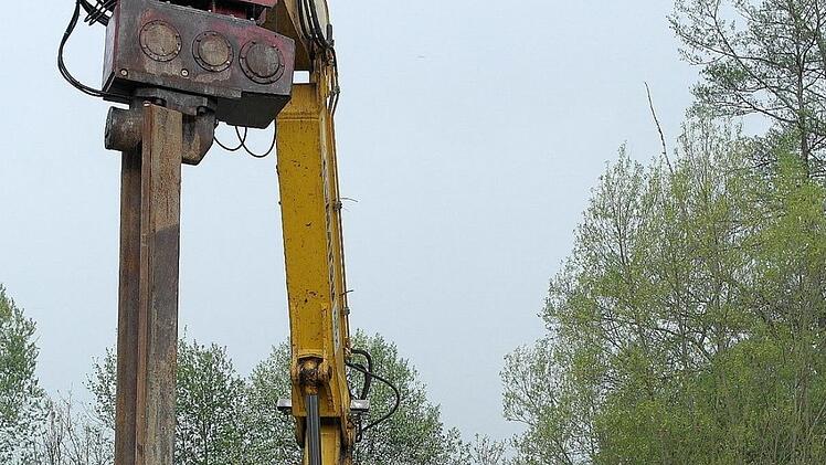 Bürgermeister, Baufirma und Planer geben  den offiziellen Startschuss für die Erneuerung der Brücke in Hummendorf.