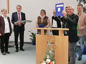 Das Ehepaar Michelfelder (l.) mit Mitgliedern der Gemeindeleitung  Foto: Manuela Aheimer