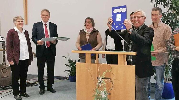 Das Ehepaar Michelfelder (l.) mit Mitgliedern der Gemeindeleitung  Foto: Manuela Aheimer