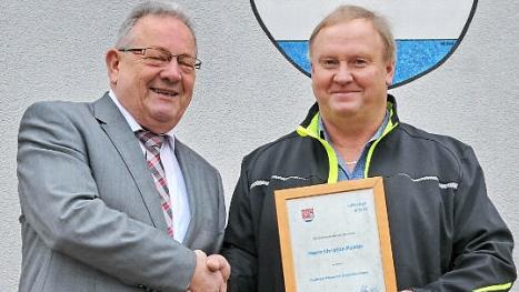 Bürgermeister Franz Schmidtlein (l.) dankte Christian Polster für seinen langjährigen und wertvollen Dienst. Foto: Karl Heinz Wirth
