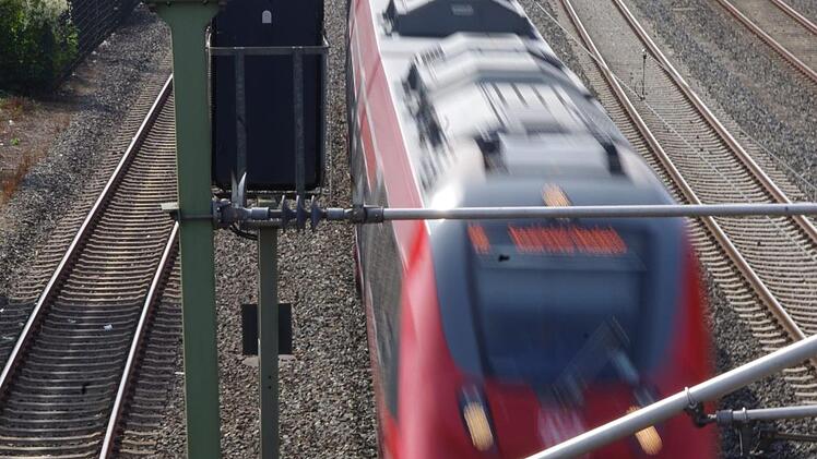 Was die regionale Anbindung betrifft, hat sich das Bahnangebot für den Kreis Kronach verbessert. Geht es um den Fernverkehr und die Preise, ist aus politischer und Nutzersicht noch Luft nach oben. Foto: Marco Meißner