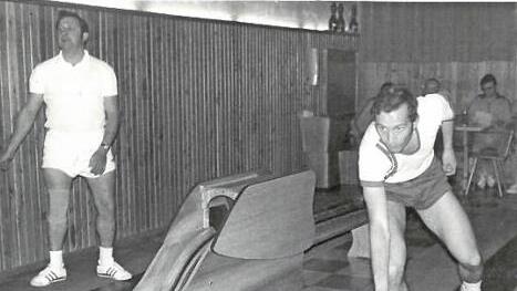 Der erste Gut-Holz-Vorsitzende Hans Dausch (rechts) war auch ein erfolgreicher Sportkegler. Hier auf der neuen Bahn in einem Wettkampf gegen Spitzenkegler aus Nürnberg.  Foto: Paul Neudörfer