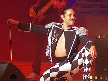Francisco del Solar mimte Freddy Mercury : Gesten und  Kleidung war wie einst bei dem Frontmann der Gruppe Queen.