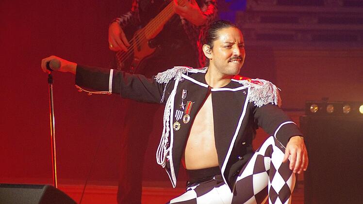 Francisco del Solar mimte Freddy Mercury : Gesten und  Kleidung war wie einst bei dem Frontmann der Gruppe Queen.