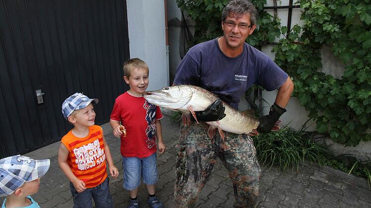 Christian Mönuis hat den kapitalen Hecht im Arm.