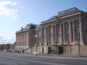 Was so dekorativ aussieht, ist die Rückseite des Potsdamer Stadtschlosses . Dank einer Spende von SAP-Mitbegründer Hasso Plattner von mehr als 20 Millionen Euro wurden die Fassaden nach historischen Plänen neu gestaltet. Es fehlen noch die Figuren auf dem Dachsims. Im Inneren soll der brandenburgische Landtag einziehen. Foto: Hans W. Penning