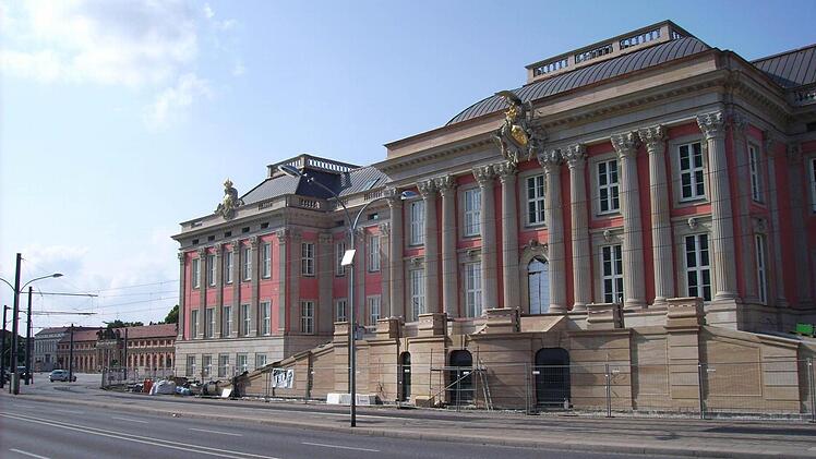 Was so dekorativ aussieht, ist die Rückseite des Potsdamer Stadtschlosses . Dank einer Spende von SAP-Mitbegründer Hasso Plattner von mehr als 20 Millionen Euro wurden die Fassaden nach historischen Plänen neu gestaltet. Es fehlen noch die Figuren auf dem Dachsims. Im Inneren soll der brandenburgische Landtag einziehen. Foto: Hans W. Penning