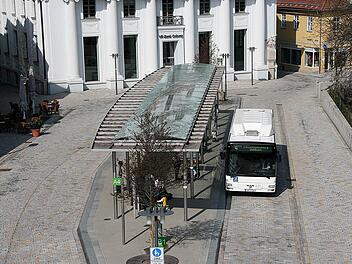 Das Pflaster am Theaterplatz wird befestigt. Die Rinne neben der Busspur wird durch eine Beton-Schlitz-Rinne ersetzt, die für Schwerlastverkehr ausgelegt ist. Die Ausfahrt aus der Georgengasse (hinter dem Bus) ist am stärksten beschädigt. Foto: Volkmar Franke/www.hochbild-design.de