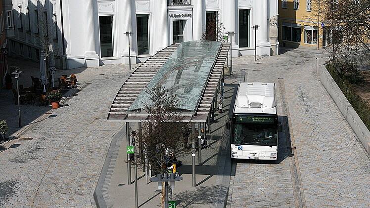 Das Pflaster am Theaterplatz wird befestigt. Die Rinne neben der Busspur wird durch eine Beton-Schlitz-Rinne ersetzt, die für Schwerlastverkehr ausgelegt ist. Die Ausfahrt aus der Georgengasse (hinter dem Bus) ist am stärksten beschädigt. Foto: Volkmar Franke/www.hochbild-design.de