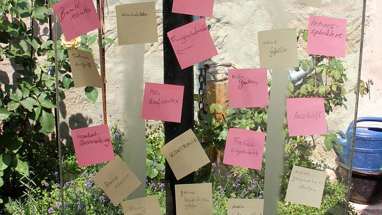 Aufgeklebte Gedanken auf Erwin Kochs gläsernem Menschen Foto: Johanna Blum