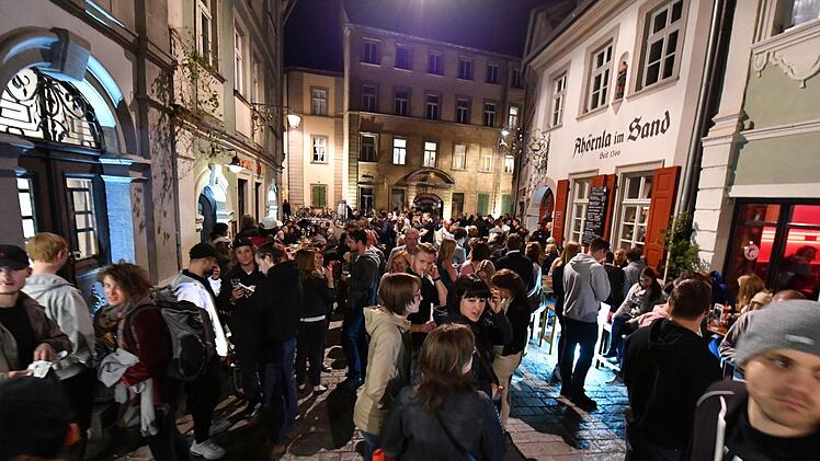 Auch ohne Sandkerwa kann es in der Sandstraße richtig voll werden. Müssen die Besucher der Sandstraße künftig fürchten, gefilmt zu werden?  Fotos: Ronald Rinklef