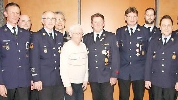 Diese Kameraden wurden für langjährige Treue zum Feuerwehrverein geehrt. Mit im Bild: Vorsitzender Stefan Wicklein (links), Kommandant Martin Panzer (3. von rechts) und Bürgermeister Wolfgang Beiergrößlein (rechts) Fotos: Veronika Schadeck