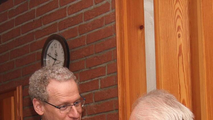 Bürgermeister German Hacker bedankt sich bei Thomas Kräck für 65 Jahre Mitgliedschaft.