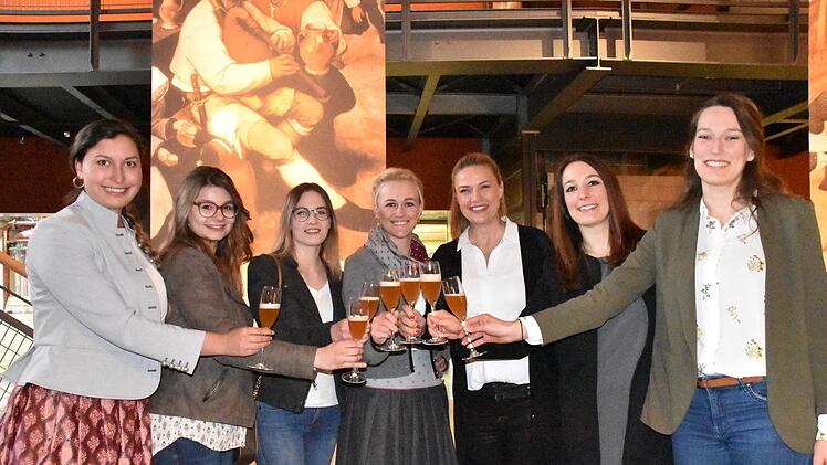 Elisabeth Erhard, Marina Veronika Schicker, Lisa Wagner, Veronika Ettstaller, Stephanie Tiling, Carola Landgraf und Carolin Strobl /von links) wollen Bierkönigin werden.  Foto: Uschi Prawitz