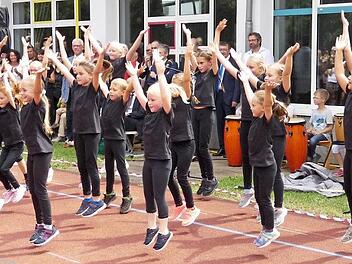 Wie viel Spa&szlig; die Kinder in ihrer Grundschule haben, merkte man deutlich bei den eindrucksvollen T&auml;nzen und Liedern.  Fotos: Christian Licha