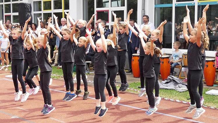 Wie viel Spa&szlig; die Kinder in ihrer Grundschule haben, merkte man deutlich bei den eindrucksvollen T&auml;nzen und Liedern.  Fotos: Christian Licha