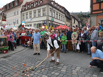 Schon seit dem Beginn der Bamberger Sandkerwa ist der "Hahnenschlag" ein fester Bestandteil im Programm. Hierbei wird aber nicht, wie der Name vermuten lässt, auf einen echten Hahn eingedroschen. Foto: Harald Rieger