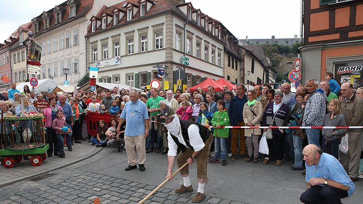 Schon seit dem Beginn der Bamberger Sandkerwa ist der "Hahnenschlag" ein fester Bestandteil im Programm. Hierbei wird aber nicht, wie der Name vermuten lässt, auf einen echten Hahn eingedroschen. Foto: Harald Rieger