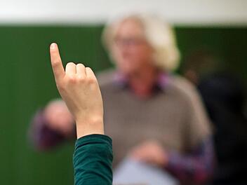 Gerade noch im Büro - jetzt schon vor der Klasse: Lehrer als QuereinsteigerJulian Stratenschulte, dpa