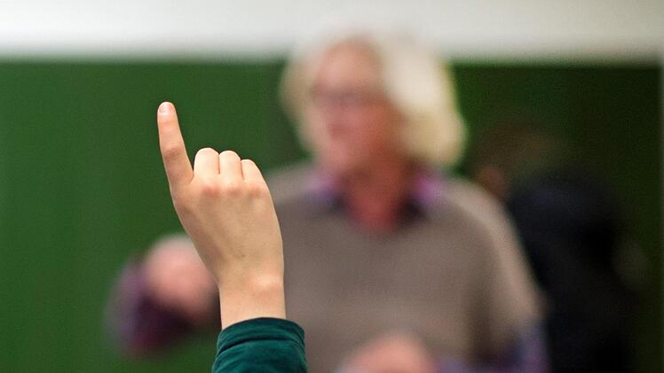 Gerade noch im Büro - jetzt schon vor der Klasse: Lehrer als QuereinsteigerJulian Stratenschulte, dpa