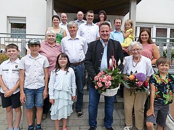 Unser Bild zeigt die Jubilarin (vorne, rechts) mit Oberbürgermeister Ingo Lehmann und ihrer Tochter Ingrid Eber im Kreise der Großfamilie.