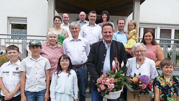 Unser Bild zeigt die Jubilarin (vorne, rechts) mit Oberbürgermeister Ingo Lehmann und ihrer Tochter Ingrid Eber im Kreise der Großfamilie.