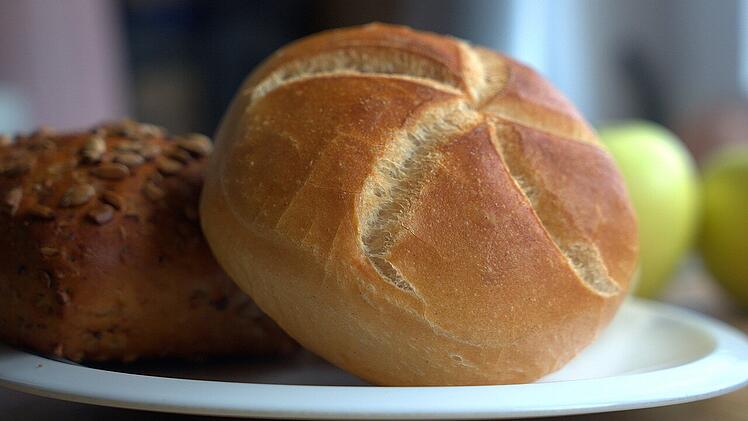 Beim Bäcker gibt es diverse Brötchensorten im Angebot.