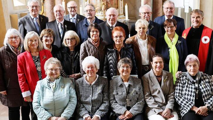 Sie wurden 1965 konfirmiert und konnten jetzt ihre Diamantene Konfirmation feiern: (1. Reihe) Christa Schmidt, Gisela Winkler, Sonja Zimmer, Christa Feulner, Gertraud Grampp und (2. Reihe) Gisela Wihl, Margitta Wölfel, Angelika Kauper, Sibylle Cap...