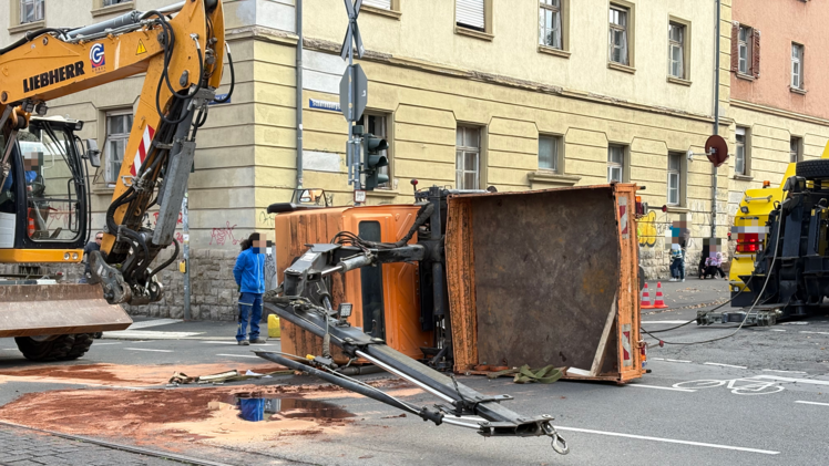 Unimog kippt in W&uuml;rzburg um - Oberleitung besch&auml;digt