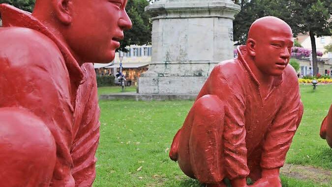 Bleiben möglicherweise für immer in Bamberg: die roten Männer der Installation "Meeting" von Wang Shugang am Schönleinsplatz.  Foto: Barbara Herbst