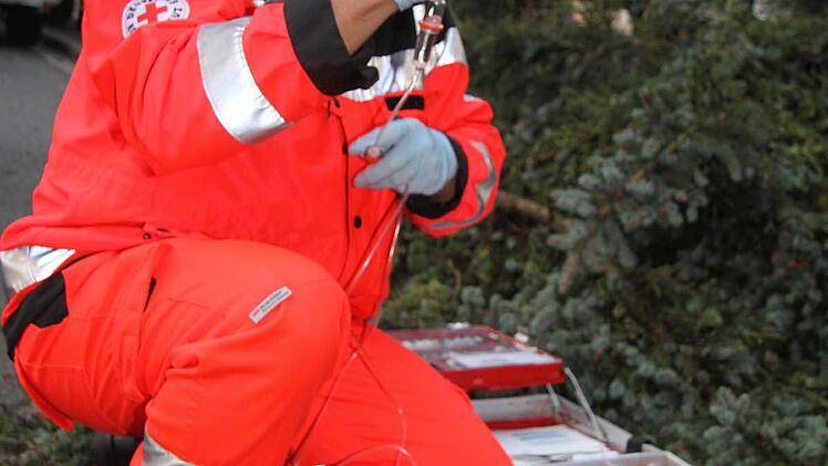 Das Rote Kreuz übernimmt die Erstversorgung des Schwerverletzten.
