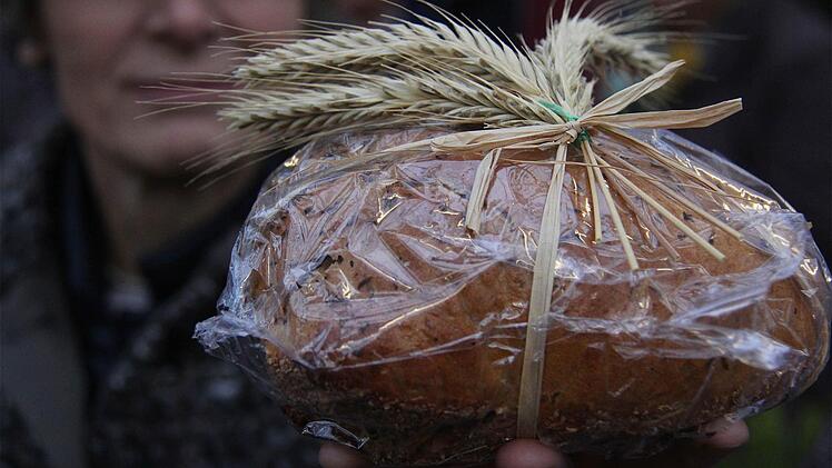 Ein Brot mit viel "Ähre" gab es als Geschenk für die Redner.