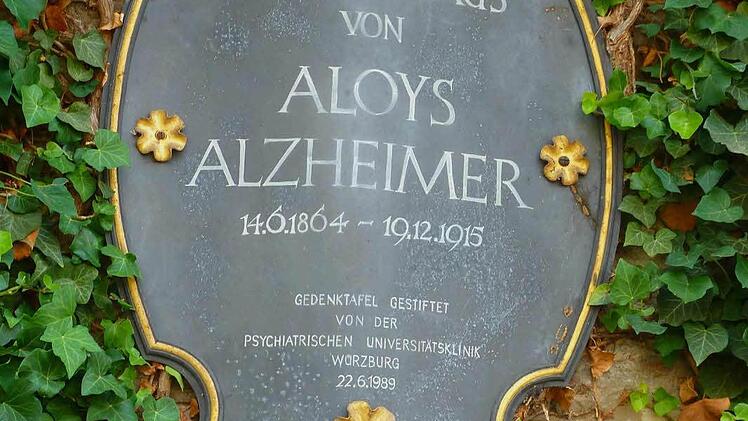 Diese Gedenktafel hängt am Alzheimer-Haus in Marktbreit. Foto: pr