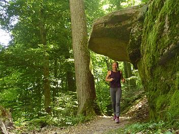 An den Wichtelhöhlen: Bernadette Obermeier (im Bild) hatte die Idee, die Kissinger Runde unter die Füße zu nehmen. Fotos: Jürgen Schmitt, Bernadette Obermeier