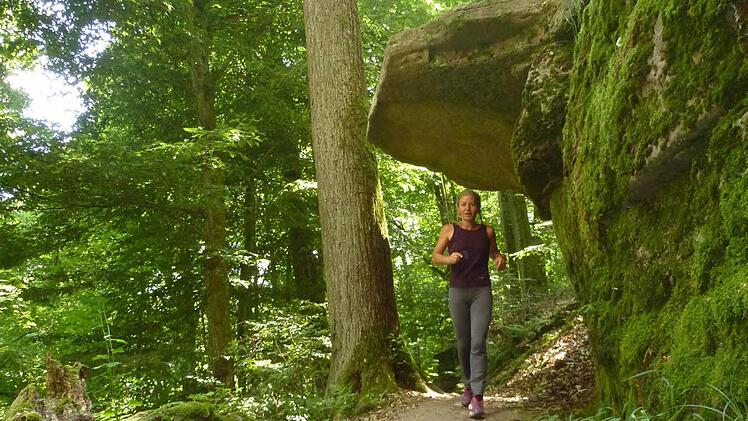 An den Wichtelhöhlen: Bernadette Obermeier (im Bild) hatte die Idee, die Kissinger Runde unter die Füße zu nehmen. Fotos: Jürgen Schmitt, Bernadette Obermeier