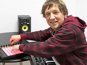 Musik aus dem Computer kann kreativ und handgemacht sein. Markus Zink zeigt Schülern, wie es geht. Foto: Heike Beudert