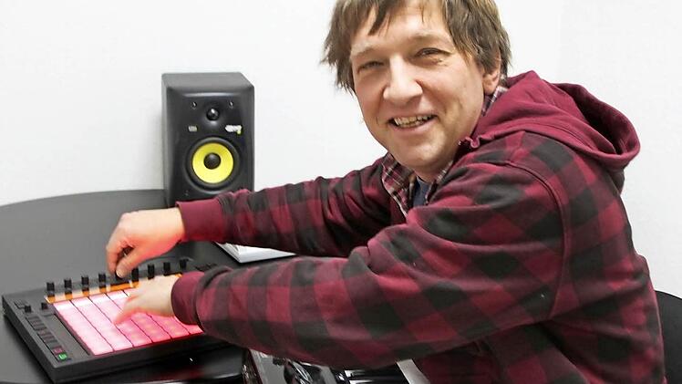 Musik aus dem Computer kann kreativ und handgemacht sein. Markus Zink zeigt Schülern, wie es geht. Foto: Heike Beudert