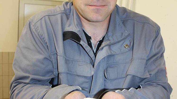 Im Süden des Landkreises zu viel, im Norden zu wenig: Wartmannsroths Wasserwart Ralf Winter zeigt Kalk. Foto: Ralf Ruppert