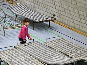 Die Unterbringung von Flüchtlingen wie in der Frankenhalle in Neustadt (Foto) verursacht auch in den Kommunen Kosten. Sie fordern daher finanzielle Entlastung bei dieser gesamtgesellschaftlichen Aufgabe. Foto: R. Lutz/CT-Archiv