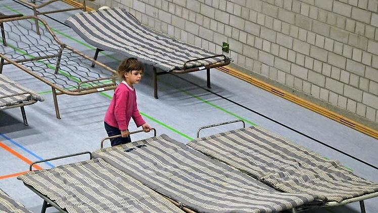 Die Unterbringung von Flüchtlingen wie in der Frankenhalle in Neustadt (Foto) verursacht auch in den Kommunen Kosten. Sie fordern daher finanzielle Entlastung bei dieser gesamtgesellschaftlichen Aufgabe. Foto: R. Lutz/CT-Archiv