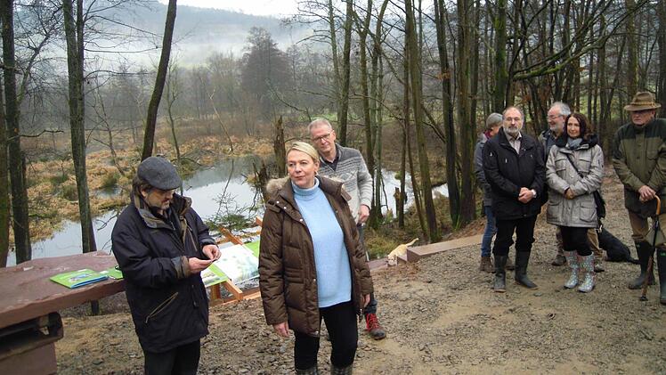 Dr. Kai Frobel (von links), Andrea Schallenkammer und Franz Zang beim offiziellen Spatenstich für die Biber-Plattform. Foto: Julia Raab