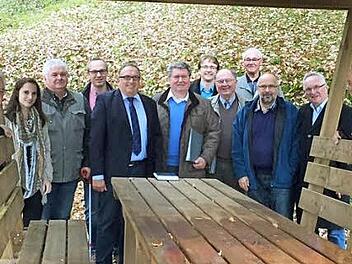 Nach der Hauptversammlung machte sich der Vorstand des Fördervereins ein Bild vom neuen "Freisitz" auf dem Gelände des Jugendtagungshauses in Wirsberg. Foto: Klaus-Peter Wulf