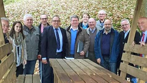 Nach der Hauptversammlung machte sich der Vorstand des Fördervereins ein Bild vom neuen "Freisitz" auf dem Gelände des Jugendtagungshauses in Wirsberg. Foto: Klaus-Peter Wulf