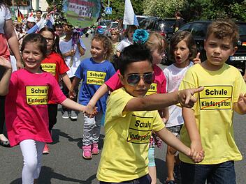 Wir sind die Neuen: Die Kindergartenkinder, die nächstes Jahr in die Schule kommen, liefen beim Ziegelhüttener Wiesenfestezug mit. Fotos: Sonny Adam