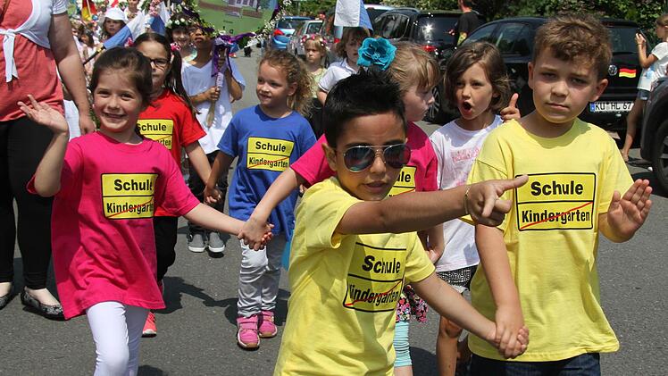 Wir sind die Neuen: Die Kindergartenkinder, die nächstes Jahr in die Schule kommen, liefen beim Ziegelhüttener Wiesenfestezug mit. Fotos: Sonny Adam