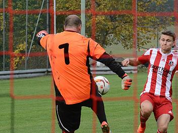 Ein Tor erzielt, aber unter seinen Möglichkeiten geblieben war Fuchsstadts Dominik Halbig, der hier einen Schritt zu spät kommt im Laufduell mit Bambergs Schlussmann Thomas Nawrat. Foto: ssp