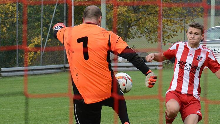 Ein Tor erzielt, aber unter seinen Möglichkeiten geblieben war Fuchsstadts Dominik Halbig, der hier einen Schritt zu spät kommt im Laufduell mit Bambergs Schlussmann Thomas Nawrat. Foto: ssp