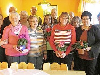 Unser Bild zeigt (von links) Kathrin Bär, Max Bär, Elfriede Plasche, Marianne Seuß, Hertha Biedermann, Karl-Heinz Bär, Hannelore Kortschack, Hermann Hamacher, Heidi Passing, Konrad Biedermann, Anna Münch, Rita Oppelt und Elfriede Stenglein. Foto: privat