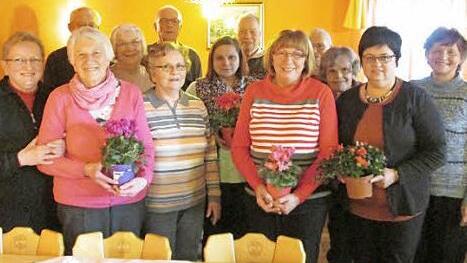 Unser Bild zeigt (von links) Kathrin Bär, Max Bär, Elfriede Plasche, Marianne Seuß, Hertha Biedermann, Karl-Heinz Bär, Hannelore Kortschack, Hermann Hamacher, Heidi Passing, Konrad Biedermann, Anna Münch, Rita Oppelt und Elfriede Stenglein. Foto: privat